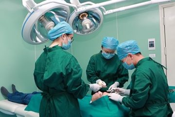 Cấy tóc có nguy hiểm không