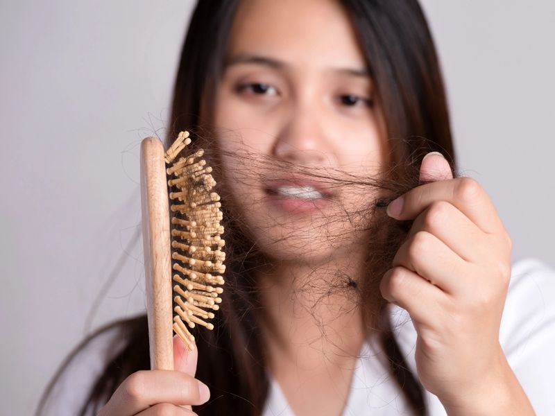 nguyên nhân gây rụng tóc là gì